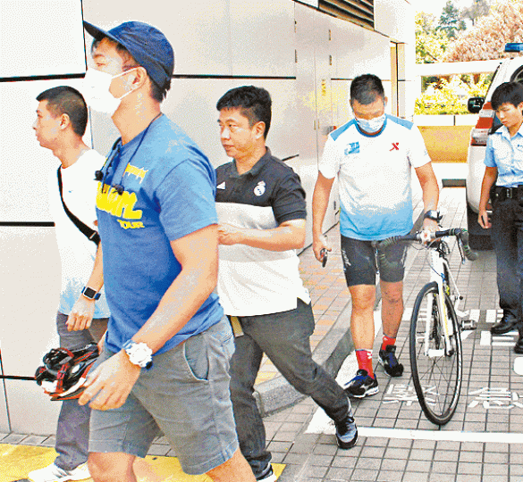 ■死者的參賽用品及單車由親友帶走。文兆麟攝 ■死者的參賽用品及單車由親友帶走。文兆麟攝