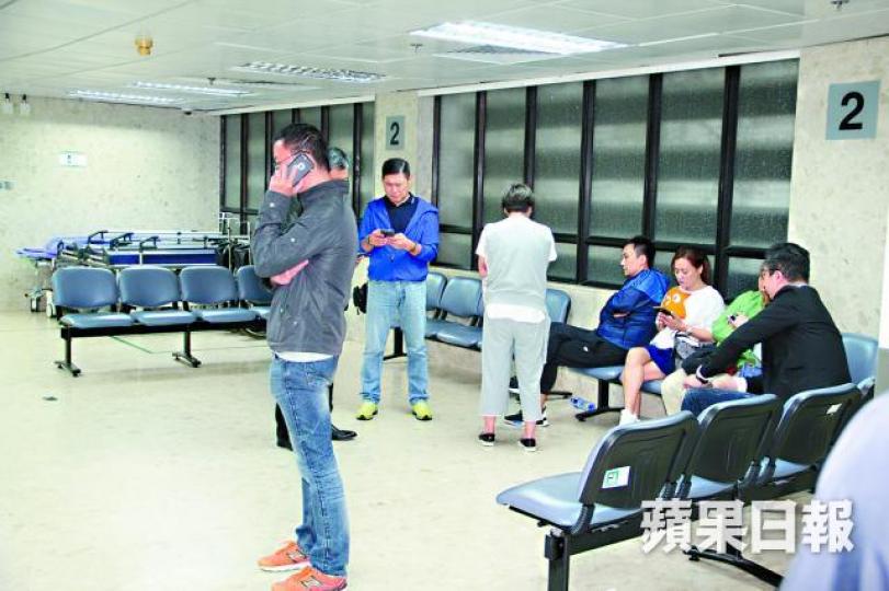 ■數名探員連同受傷休班警的家屬在醫院內等候消息。唐家輝攝 ■數名探員連同受傷休班警的家屬在醫院內等候消息。唐家輝攝