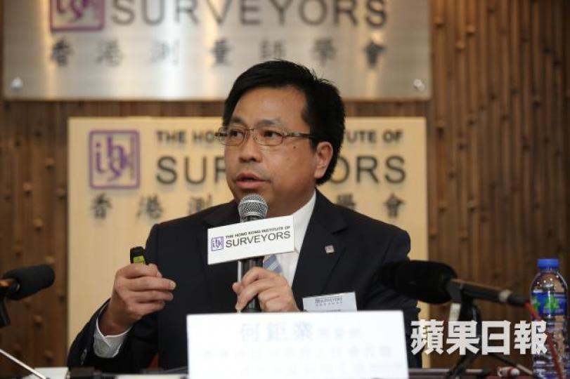 ■何鉅業指若屏障興建時未有繫緊大廈結構,有機會因石屎鬆脫,令屏障跌下對行人構成危險。 ■何鉅業指若屏障興建時未有繫緊大廈結構,有機會因石屎鬆脫,令屏障跌下對行人構成危險。