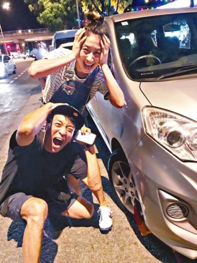 ■姜皓文與老婆殷寧在馬來西亞被警察鎖車,還拍照自娛。
■姜皓文與老婆殷寧在馬來西亞被警察鎖車,還拍照自娛。