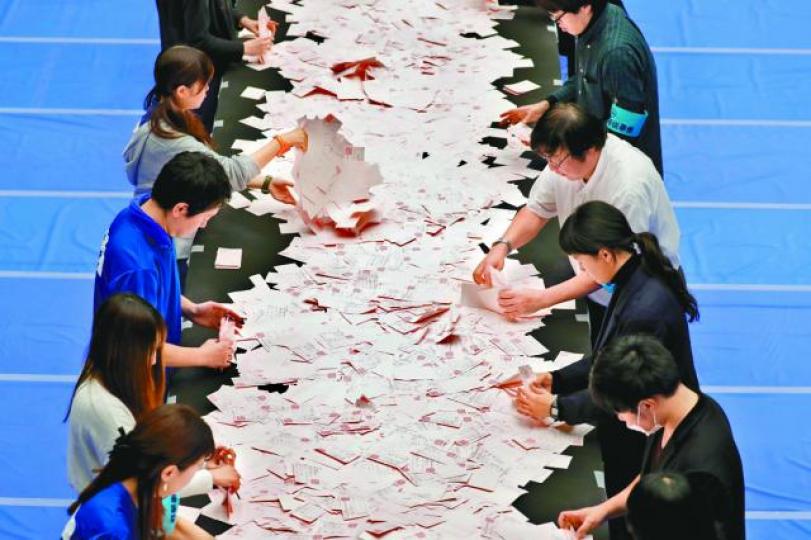 ■東京點票中心人員點算得票。路透社 ■東京點票中心人員點算得票。路透社