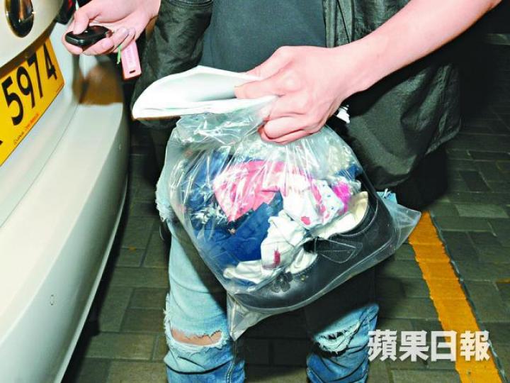 ■探員昨撿走女童衣物調查。黎家駒攝 ■探員昨撿走女童衣物調查。黎家駒攝