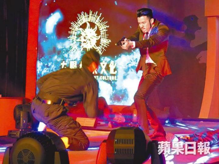 ■沈震軒(右)昨日出席簽約記者會時,跟特技演員表演槍戰及爆破場面。
■沈震軒(右)昨日出席簽約記者會時,跟特技演員表演槍戰及爆破場面。