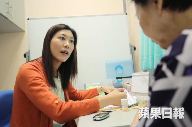 ■駐中心護士林姑娘表示,護士諮詢服務能為長者的健康把關,但由於人手不足,難以服務大量市民。周智堅攝 ■駐中心護士林姑娘表示,護士諮詢服務能為長者的健康把關,但由於人手不足,難以服務大量市民。周智堅攝