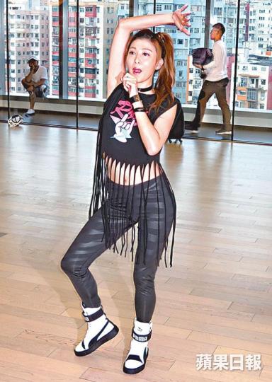 ■李彩華昨日為演唱會綵排,笑說已預計表演時會發台瘟。
■李彩華昨日為演唱會綵排,笑說已預計表演時會發台瘟。