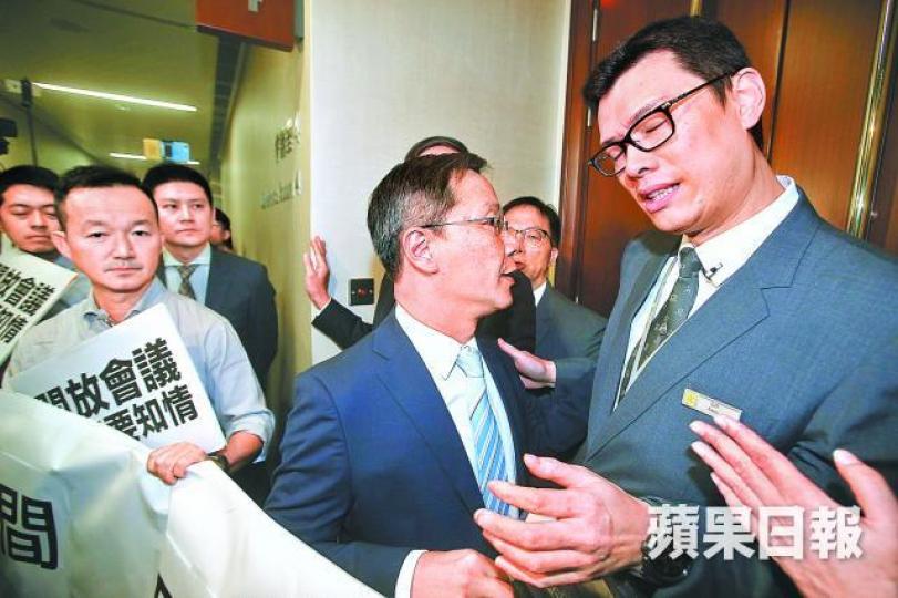 ■郭家麒(中)欲作為泛民代表入會議室列席,但被保安擋在門外。黎樹雄攝■朱凱廸(圓圖)以標語紙板卡着大門嘗試進入會議室。 ■郭家麒(中)欲作為泛民代表入會議室列席,但被保安擋在門外。黎樹雄攝■朱凱廸(圓圖)以標語紙板卡着大門嘗試進入會議室。