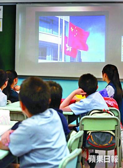 ■國民教育再次觸動中央神經,要求香港學校教授中共建政史;圖為香港小學教授國教科。資料圖片 ■國民教育再次觸動中央神經,要求香港學校教授中共建政史;圖為香港小學教授國教科。資料圖片