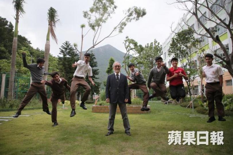 ■大澳佛教筏可紀念中學校長惲福龍,與學生打成一片。夏家朗攝 ■大澳佛教筏可紀念中學校長惲福龍,與學生打成一片。夏家朗攝