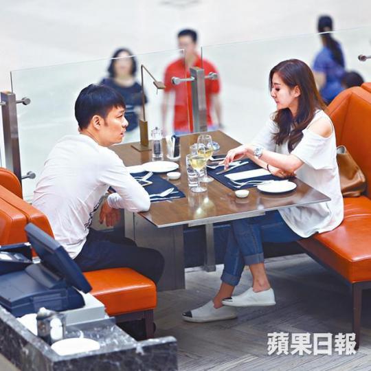 ■戴夢夢與Ricky在15年被《蘋果》拍到撐枱腳,二人更高調認愛,愛得非常轟烈。資料圖片
■戴夢夢與Ricky在15年被《蘋果》拍到撐枱腳,二人更高調認愛,愛得非常轟烈。資料圖片