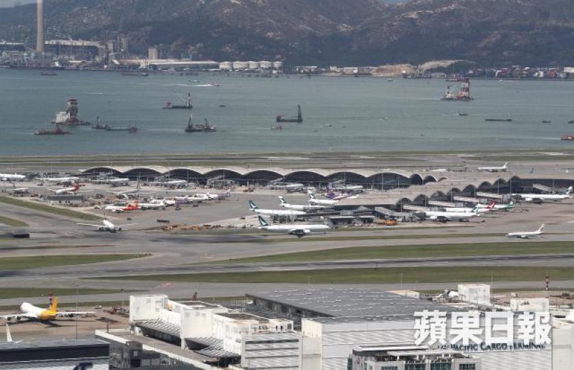 ■由國泰租用的一架貨機於上月24日從香港國際機場起飛後偏離航道,險撞大嶼山老虎頭。資料圖片 ■由國泰租用的一架貨機於上月24日從香港國際機場起飛後偏離航道,險撞大嶼山老虎頭。資料圖片