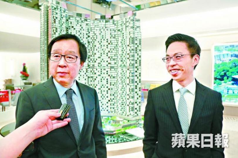 ■雷霆(左)昨稱,新地下月集中精力準備匯璽2期的銷售工作。彭志行攝
■雷霆(左)昨稱,新地下月集中精力準備匯璽2期的銷售工作。彭志行攝