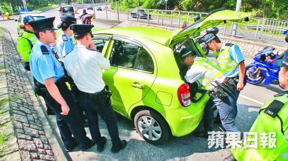 ■警方意外後在涉事車輛搜證。資料圖片
■警方意外後在涉事車輛搜證。資料圖片