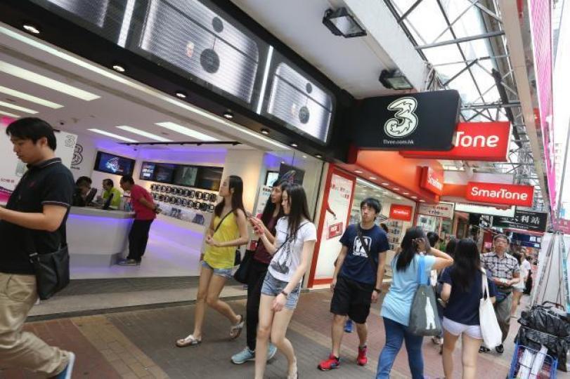 ■流動通訊服務市場競爭白熱化,對相關電訊商造成負面影響。資料圖片 ■流動通訊服務市場競爭白熱化,對相關電訊商造成負面影響。資料圖片