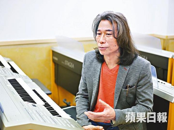 ■夏韶聲笑說雖然專輯冇提外星人,但到時「陳仔」可能在樓上睇音樂。
■夏韶聲笑說雖然專輯冇提外星人,但到時「陳仔」可能在樓上睇音樂。