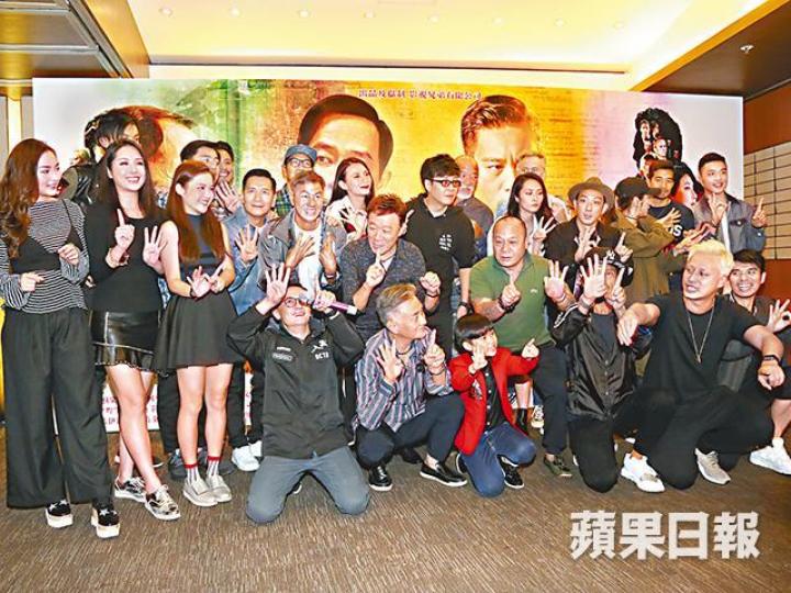 ■一班演員對於點擊率高感到非常高興。■陳國坤(左)與陳小春在劇中擔正大旗。■黃依汶前晚代夫出席慶功宴,笑說現在變成老公的fans。■李璨琛(左)與導演宋本中表示將開拍《反黑》第2季。 ■一班演員對於點擊率高感到非常高興。■陳國坤(左)與陳小春在劇中擔正大旗。■黃依汶前晚代夫出席慶功宴,笑說現在變成老公的fans。■李璨琛(左)與導演宋本中表示將開拍《反黑》第2季。