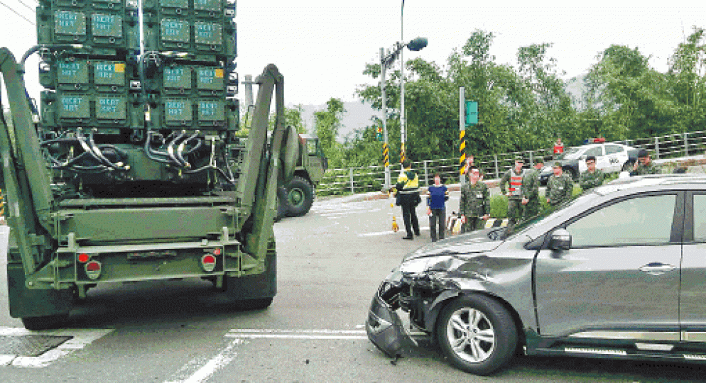 ■載導彈軍車撞毀私家車的車頭。台灣《蘋果日報》 ■載導彈軍車撞毀私家車的車頭。台灣《蘋果日報》