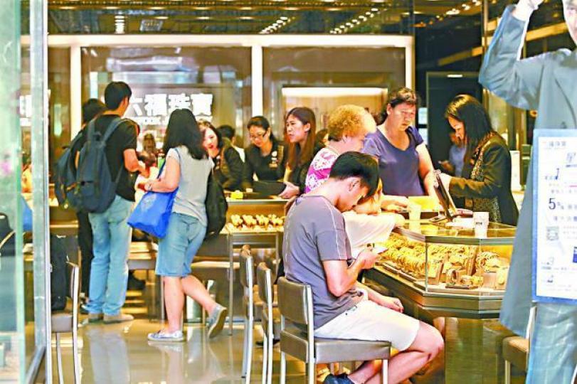 ■六福於2018財年將店舖增長目標改為增加80間。資料圖片
■六福於2018財年將店舖增長目標改為增加80間。資料圖片