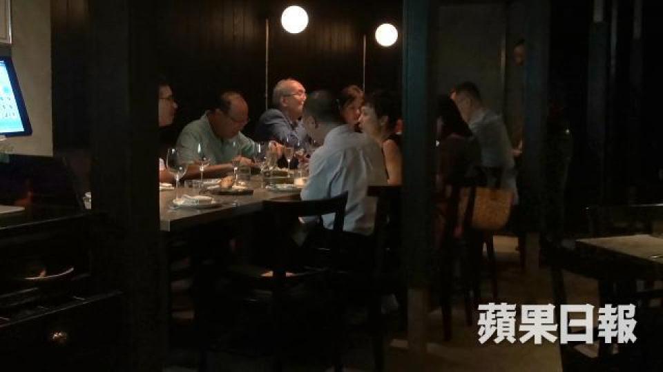 ■羅揚傑日前於妻子持有的餐廳Rhoda獲續發酒牌後,在該餐廳設飯局招待酒牌局成員。 ■羅揚傑日前於妻子持有的餐廳Rhoda獲續發酒牌後,在該餐廳設飯局招待酒牌局成員。