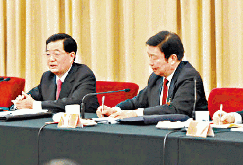■胡錦濤(左)為首的團派遭清洗,代表人物李源潮(右)被踢出中委。資料圖片 ■胡錦濤(左)為首的團派遭清洗,代表人物李源潮(右)被踢出中委。資料圖片