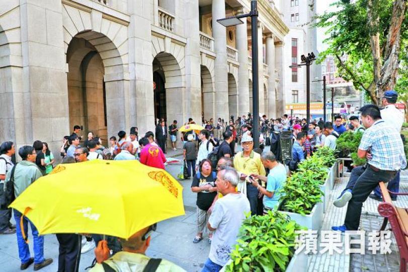 ■昨有逾百傳媒在庭外等候黃及羅保釋。
■昨有逾百傳媒在庭外等候黃及羅保釋。