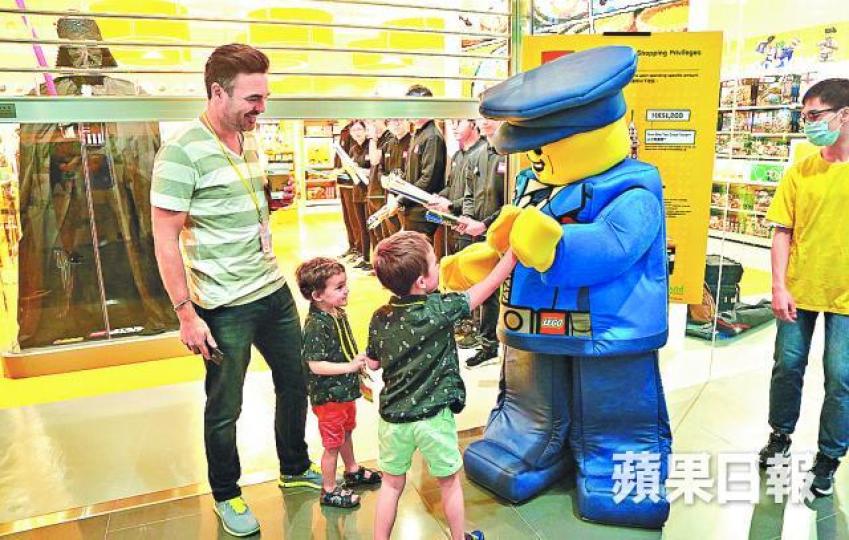■本港第二間Lego Store月前進駐時代廣場,Lego人在開幕日與小朋友打成一片。
■本港第二間Lego Store月前進駐時代廣場,Lego人在開幕日與小朋友打成一片。
