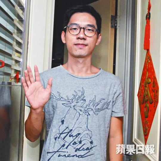 ■羅回家後即與愛犬合照,並上載Ig分享。
■羅回家後即與愛犬合照,並上載Ig分享。
