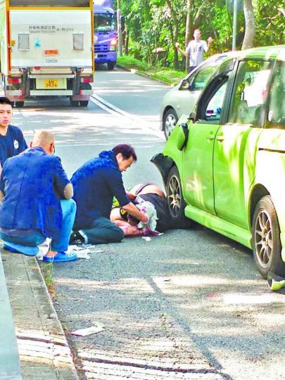 ■男途人遭車撞昏迷,休班消防與途人即場為傷者施救。讀者提供圖片 ■男途人遭車撞昏迷,休班消防與途人即場為傷者施救。讀者提供圖片