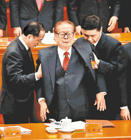 ■江澤民在會中由兩位隨扈攙扶站立。路透社 ■江澤民在會中由兩位隨扈攙扶站立。路透社