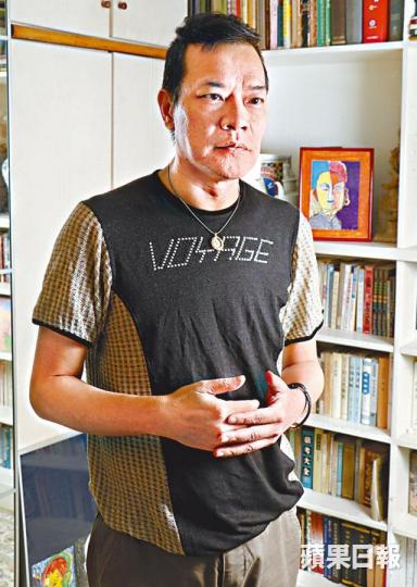 ■過去一年洪朝豐舌頭不停發炎含膿,傷口久久未能癒合,至上周確診患上舌癌。資料圖片■DJ出身的洪朝豐,曾表示最大心願是重返主流電台開咪做訴心聲節目。資料圖片■洪朝豐稱在這段時間前妻十分關心他。資料圖片 ■過去一年洪朝豐舌頭不停發炎含膿,傷口久久未能癒合,至上周確診患上舌癌。資料圖片■DJ出身的洪朝豐,曾表示最大心願是重返主流電台開咪做訴心聲節目。資料圖片■洪朝豐稱在這段時間前妻十分關心他。資料圖片