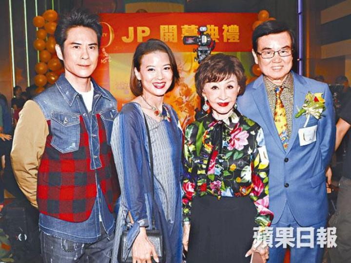 ■(左起)鄭嘉穎、黎燕珊及鄭明明前晚出席黃百鳴投資的戲院開幕活動。 ■(左起)鄭嘉穎、黎燕珊及鄭明明前晚出席黃百鳴投資的戲院開幕活動。