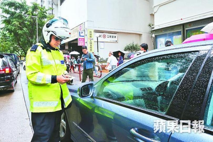 ■政府擬增加違泊罰款的建議引起強烈反對,最終決定擱置。資料圖片 ■政府擬增加違泊罰款的建議引起強烈反對,最終決定擱置。資料圖片