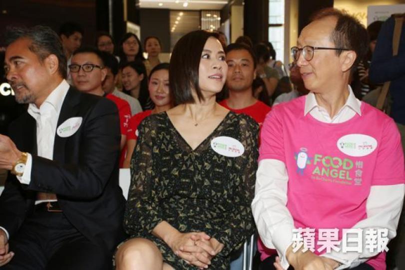 ■梁錦松講咩呢,旁邊嘉賓宣萱呆一呆嘅!李潤芳攝■將罐頭砌成展品,阿梁都自有諗頭。李潤芳攝 ■梁錦松講咩呢,旁邊嘉賓宣萱呆一呆嘅!李潤芳攝■將罐頭砌成展品,阿梁都自有諗頭。李潤芳攝