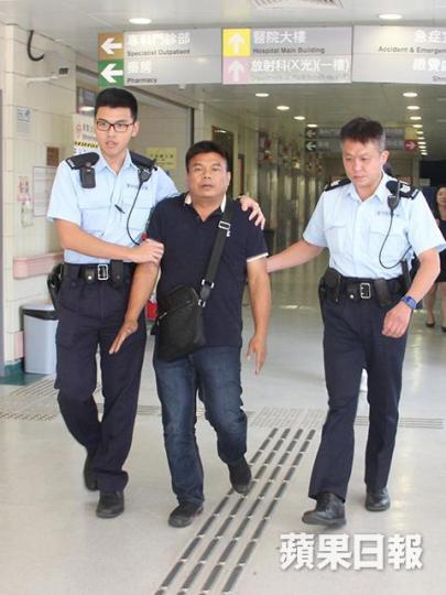 ■疑遭迷暈失財的男子腳步不穩須由警員攙扶。 ■疑遭迷暈失財的男子腳步不穩須由警員攙扶。