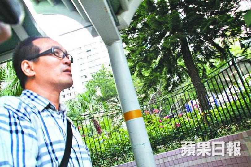 ■鄰居鄭先生憶述當日發現疑犯持刀,即用雙手捉緊對方。■遇襲姓吳警員昨仍然留醫深切治療部。 ■鄰居鄭先生憶述當日發現疑犯持刀,即用雙手捉緊對方。■遇襲姓吳警員昨仍然留醫深切治療部。