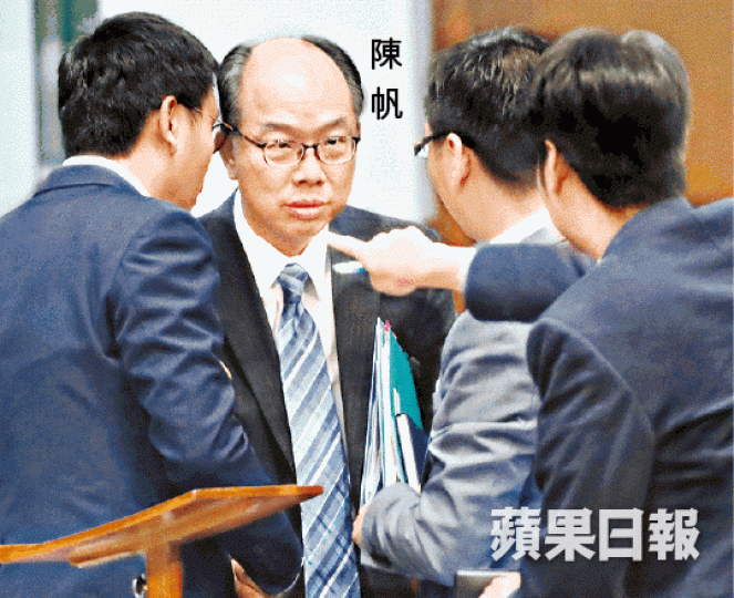 ■運房局長陳帆在會議開始前與建制派議員低頭耳語。 ■運房局長陳帆在會議開始前與建制派議員低頭耳語。
