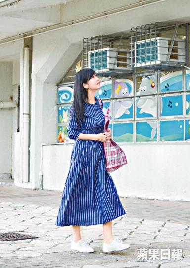 ■周慧敏日前以慳妹look重返恒安邨放紙飛機,勾起當年拍《大時代》的回憶。
■周慧敏日前以慳妹look重返恒安邨放紙飛機,勾起當年拍《大時代》的回憶。