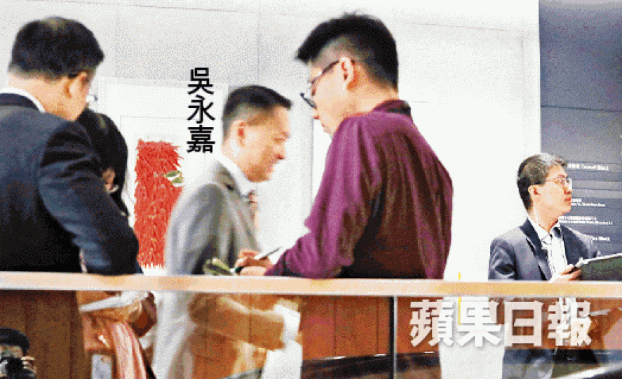 ■昨有不少政府狗仔隊監察議員出入;圖為議員吳永嘉飛奔入議事廳。
■昨有不少政府狗仔隊監察議員出入;圖為議員吳永嘉飛奔入議事廳。