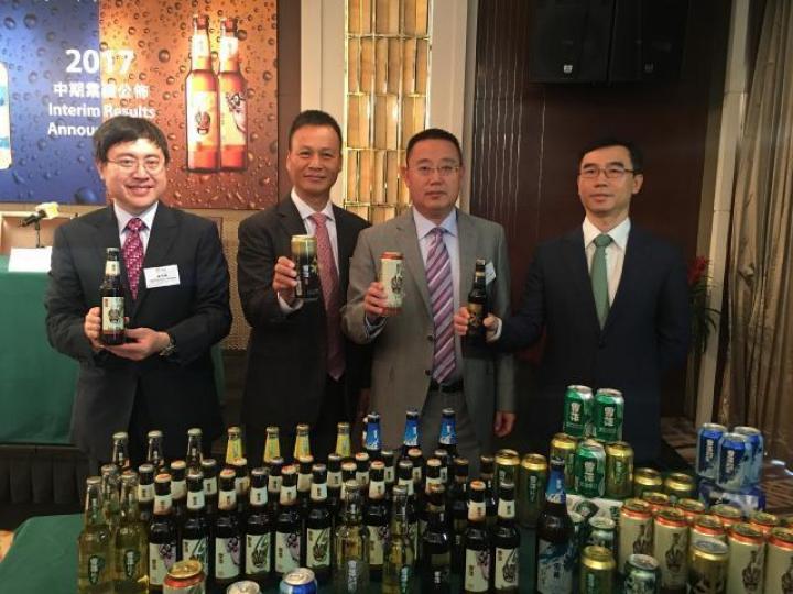 ■潤啤中期業績勝行業平均水平。圖右二為潤啤首席執行官侯孝海。 資料圖片 ■潤啤中期業績勝行業平均水平。圖右二為潤啤首席執行官侯孝海。 資料圖片