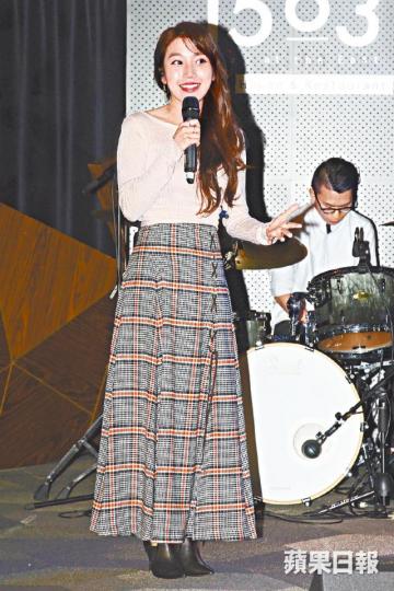 ■姜麗文走過四年抑鬱症低潮,聖誕前會宣佈簽公司。■叔嬸姜大偉、李琳琳好錫Lesley,專登去捧場。 ■姜麗文走過四年抑鬱症低潮,聖誕前會宣佈簽公司。■叔嬸姜大偉、李琳琳好錫Lesley,專登去捧場。