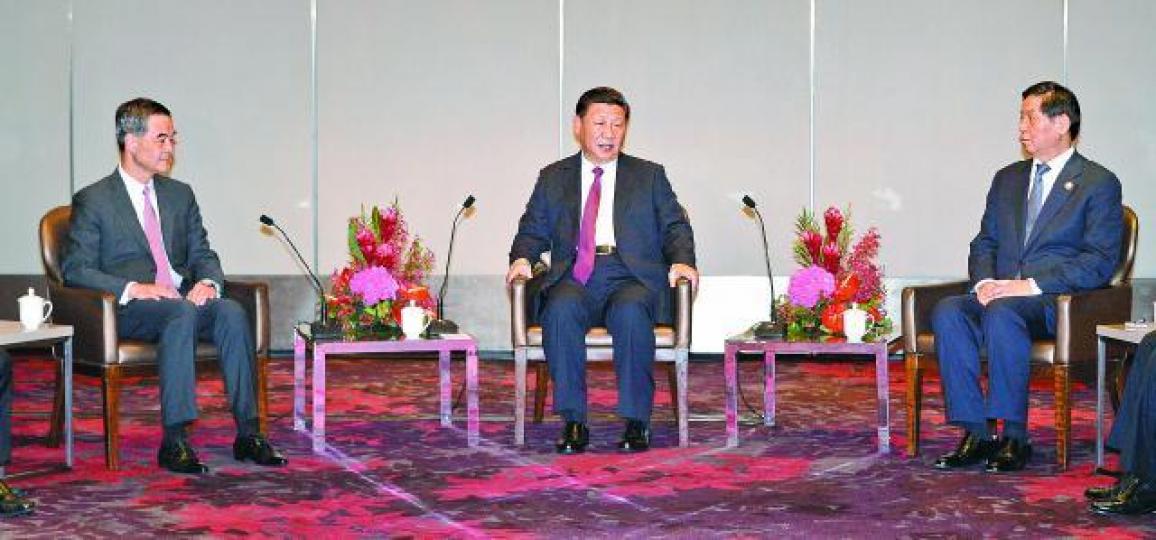 ■今年6月習近平(中)訪港時接見梁振英(左),栗戰書(右)陪伴在側。
■今年6月習近平(中)訪港時接見梁振英(左),栗戰書(右)陪伴在側。