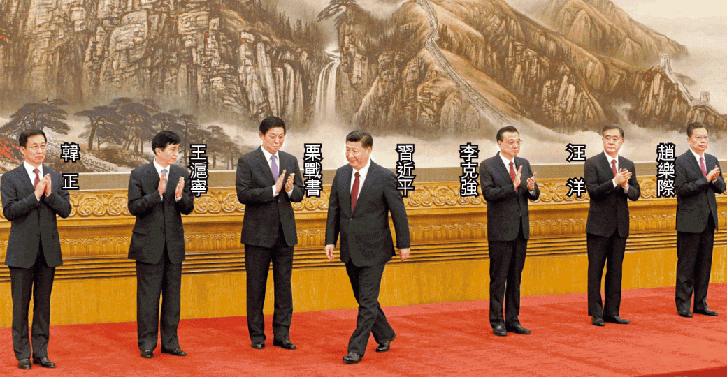 ■習近平昨滿面春風地引領6名新常委進入人民大會堂東大廳,在幽燕金秋圖前亮相。中央社 ■習近平昨滿面春風地引領6名新常委進入人民大會堂東大廳,在幽燕金秋圖前亮相。中央社