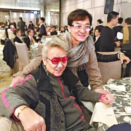 ■成龍前年在元彪的嫁女宴上,主動搭陳自強的膊頭而破冰。 ■成龍前年在元彪的嫁女宴上,主動搭陳自強的膊頭而破冰。