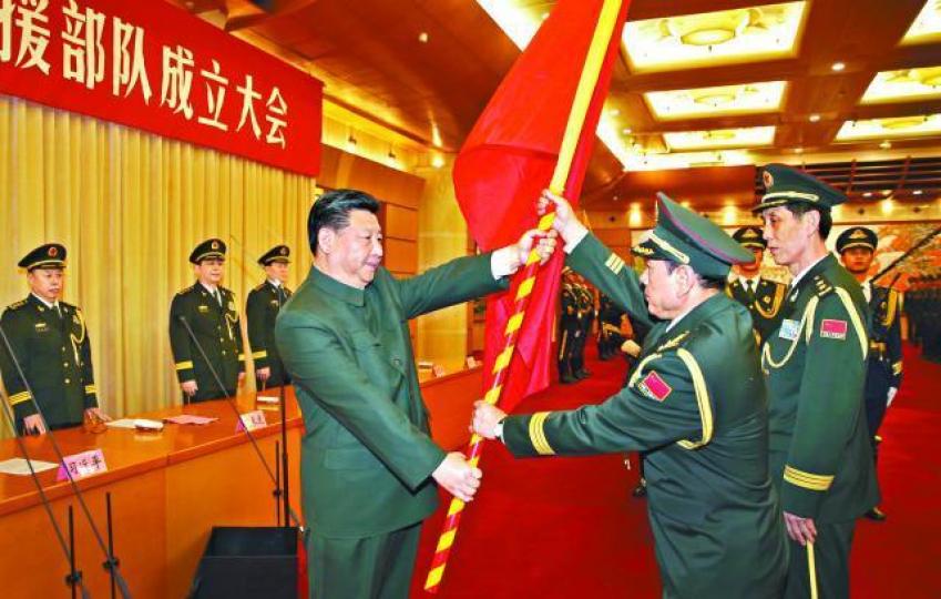■習近平早前強勢推行軍改,現時軍委亦全屬其親信;圖為習去年頒授軍旗予「習家軍」魏鳳和。資料圖片■軍委規模大縮水,有助習近平牢牢掌控軍權。 ■習近平早前強勢推行軍改,現時軍委亦全屬其親信;圖為習去年頒授軍旗予「習家軍」魏鳳和。資料圖片■軍委規模大縮水,有助習近平牢牢掌控軍權。