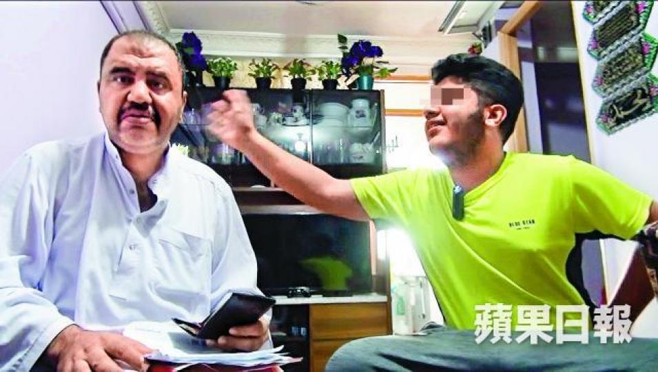 ■拿西亞(右)示範遭教師掌摑情況;旁為其父親。周子惇攝 ■拿西亞(右)示範遭教師掌摑情況;旁為其父親。周子惇攝