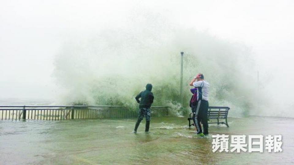 ■天鴿襲港時令水位升高1至2米;圖為天鴿10號波時杏花邨海邊捲巨浪。 ■天鴿襲港時令水位升高1至2米;圖為天鴿10號波時杏花邨海邊捲巨浪。