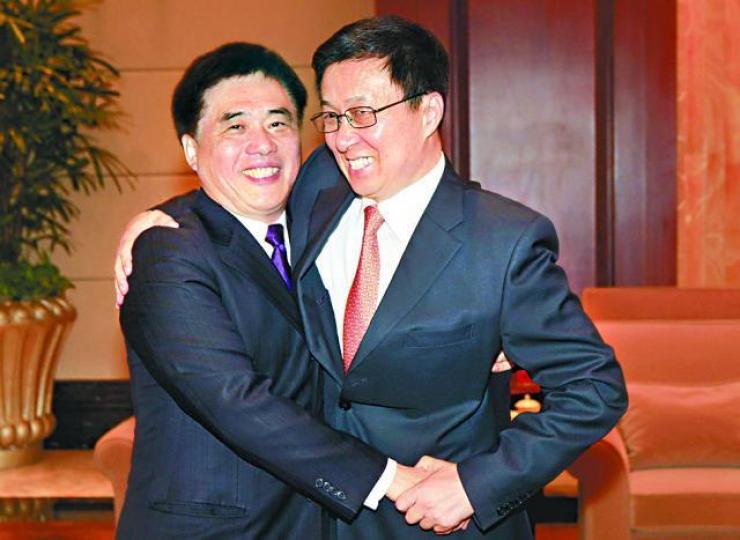 ■郝龍斌2013年訪滬時與韓正緊抱。 ■郝龍斌2013年訪滬時與韓正緊抱。