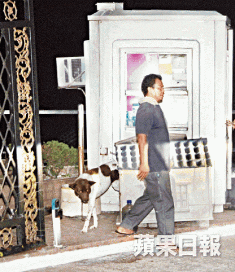■以鐵鏟退賊的尼泊爾男傭事後協助警方調查。黎志偉攝
■以鐵鏟退賊的尼泊爾男傭事後協助警方調查。黎志偉攝