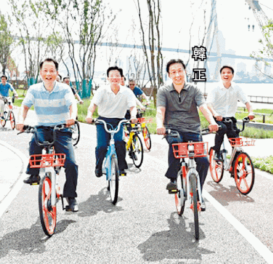■韓正曾率領部下騎共享單車視察濱江大道。 ■韓正曾率領部下騎共享單車視察濱江大道。