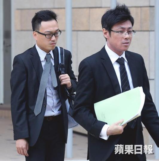 ■時任樹木辦助理樹木管理主任區尚禮(左)供稱,塌樹嚴重腐爛,木質「摸落有啲淋」。 ■時任樹木辦助理樹木管理主任區尚禮(左)供稱,塌樹嚴重腐爛,木質「摸落有啲淋」。