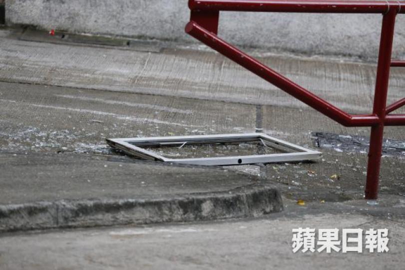 ■廚房玻璃窗飛脫直墮街上。 ■廚房玻璃窗飛脫直墮街上。